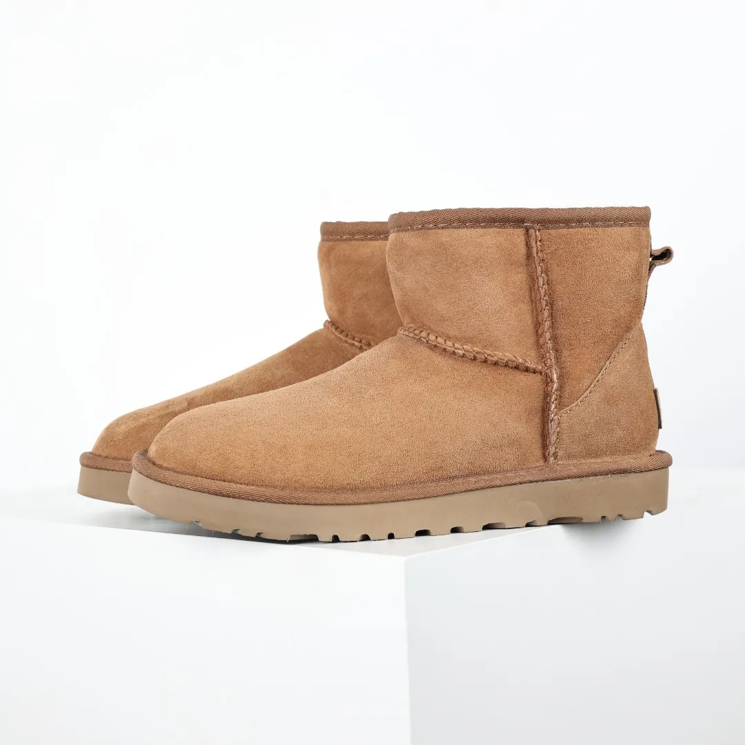 Pick up locally 💰520, core recommendation, good price, UGG Classic Mini mid-tube series, Xiaohongshu hot model, Henan Longfeng leather production, sheepskin and wool integration, top quality in the market, 2-3 cm cashmere insole, keeping warm in winter, suitable for home use. In the new year, uug launched a style series, which is partially biased towards the preferences of young consumers, and has also been at the forefront of fashion trends. Shoe body material, water-repellent coated suede upper 17mm UGGPURE™ implanted wool insole Lightweight non-slip comfortable rubber outsole With brand LOGO Trademark Comes with full packaging Size: 35 36 37 38 39 40